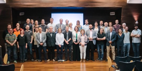 Foto de família dels representants dels municipis que van assistir a la constitució de la Xarxa.