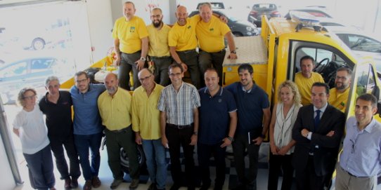 Representants de l'Ajuntament i de l'ADF, en l'acte de lliurament del nou vehicle.