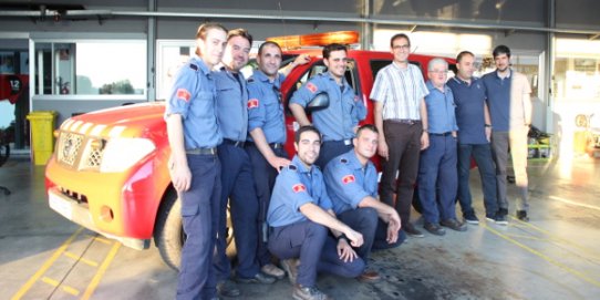  Representants de l'Ajuntament i dels Bombers Voluntaris de Castellar, amb el nou vehicle.