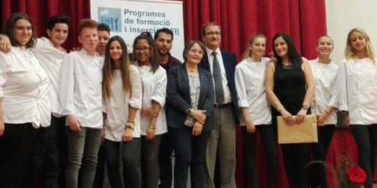 Alumnes de l'INS Puig de Creu amb la responsable dels Serveis Territorials d'Ensenyament al Vallès Occidental, M. Carme Vigués.