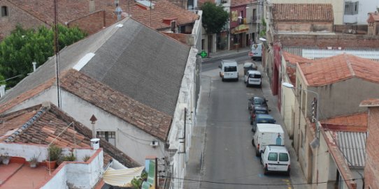 A l'esquerra de la imatge, coberta de l'Escola Bressol Municipal El Coral, que serà substituïda.