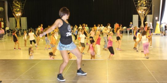 Imatge d'un moment del taller de zumba que va tenir lloc durant la Festa Major de 2016.