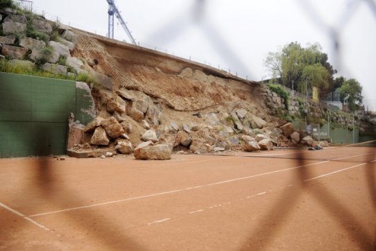 Estat del mur de l'escola El Sol i la Lluna després de l'esllavissada