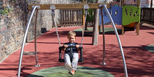 Un infant gaudint de la nova àrea de jocs infantils per a nens i nenes de 0 a 3 anys a la pl. d'El Mirador.