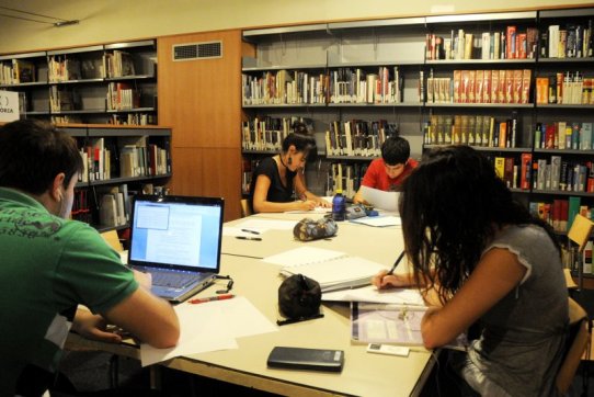 Sala d'estudi de la Biblioteca Antoni Tort