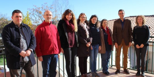 Els auxiliars de conversa en anglès, acompanyats de l'alcalde, la regidora d'Educació i la directora de l'escola Bonavista, en la visita que han fet aquest migdia al centre.