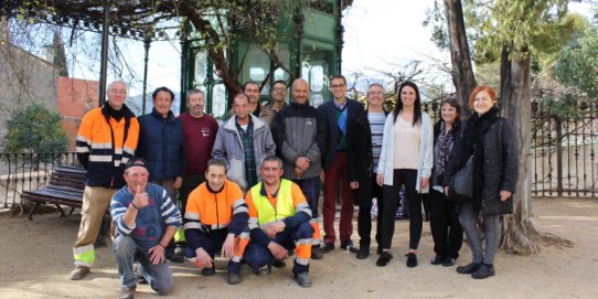 Foto de família dels nous treballadors de l'Ajuntament, amb l'alcalde, Ignasi Giménez, i la regidora d'Educació, Formació i Ocupació, M. Antònia Puig.