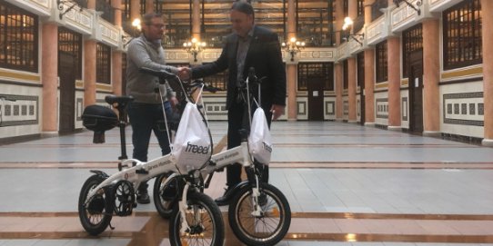 El regidor de Sostenibilitat i Medi Natural, Aleix Canalís, i el diputat d’Espais Naturals i Medi Ambient, Valentí Junyent, en el moment del lliurament de les bicicletes.