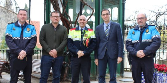 El nou intendent, Roger Sales, acompanyat de l'alcalde, Ignasi Giménez, el regidor de Seguretat, Aleix Canalís, el cap de la Polícia Local, Joan Alonso i el sergent Armand Martínez.