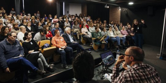 La Sala d'Actes d'El Mirador es va omplir de públic durant la 1a Jornada de Salut Comunitària de Castellar.