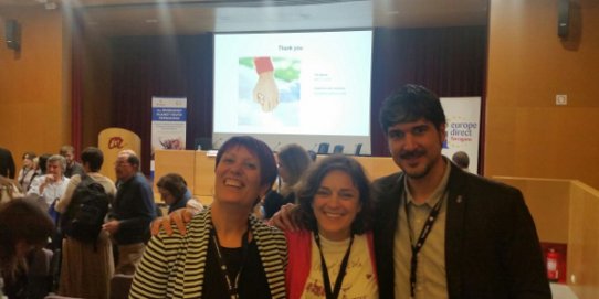 D'esquerra a dreta, la directora de l'Escola Municipal d'Adults, Antònia Pérez, la tècnica d'educació i joventut, Eva Sala, i el 1r tinent d'alcalde, Joan Creus.