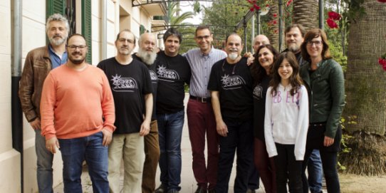 El regidor de Govern Obert, Dani Pérez, i l'alcalde, Ignasi Giménez, amb els promotors de les propostes guanyadores dels pressupostos participatius 2018.