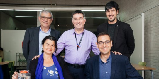 Ricard Torralba, Jaume Quera i Joan Creus (drets) i Marta Segú i Ignasi Giménez, (asseguts), al menjador de l'INS Castellar