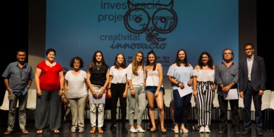 Els alumnes de l'INS Castellar i del Puig de la Creu guardonats al Certamen Atenea, acompanyats d'alguns dels seus professors, de l'alcalde, Ignasi Giménez.