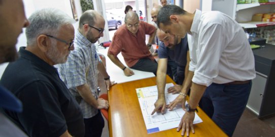 L'alcalde, Ignasi Giménez, el director general de Càritas Diocesana de Terrassa, Salvador Obiols i el rector de la Parròquia de Sant Esteve, Mn. Txema i Cot, i diversos voluntaris de l'entitat han visitat avui les instal·lacions que es renovaran.