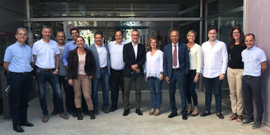 Foto de família de la reunió entre representants de l'Ajuntament i ASEMCA.