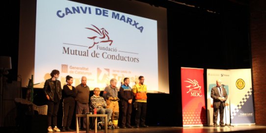 Imatge d'un moment de l'activitat "Canvi de marxa", amb els actors i els testimonis que hi han participat.