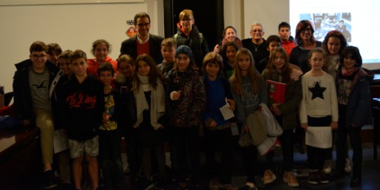 Foto de família dels representants del Consell d'Infants amb els representants i la tècnica municipals.