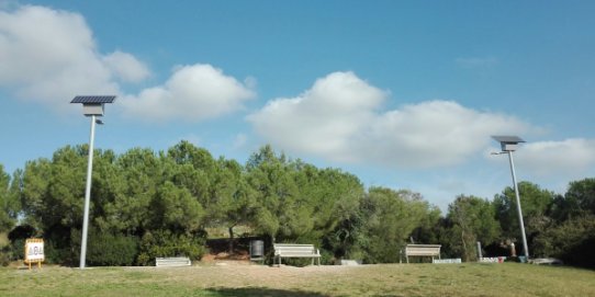 Fanals alimentats amb energia solar situats al parc de Colobrers.