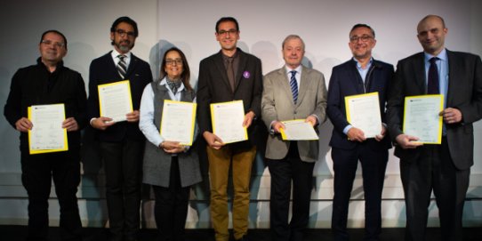 Foto de família de les diferents institucions assistents a l'acte.