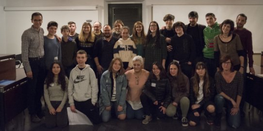 Foto de família de l'acte de creació del Consell d'Adolescents.