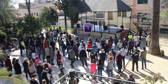 Imatge de la concentració que s'ha dut a terme als Jardins del Palau Tolrà amb motiu del Dia Internacional de les Dones.