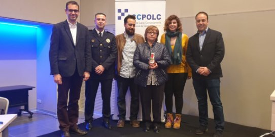 Familiarsde Joan Alonso, acompanyats de l'alcalde, Ignasi Giménez, el regidor de Seguretat Ciutadana, Pepe Leiva, i el sergent en cap de la Policia Local de Castellar, Armand Martínez.