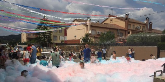 El bany d'escuma és una de les activitats clàssiques de la Festa Major de Can Carner.