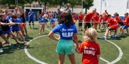 Les olimpíades blaus contra vermells és una de les propostes clàssiques de la Festa Major de Can Font - Ca n'Avellaneda.