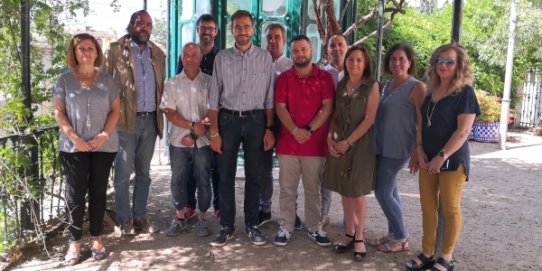 L'alcalde, al centre de la imatge, i la regidora d'Activitat Econòmica, a l'esquerra, amb els representants del Consell de Comerç.