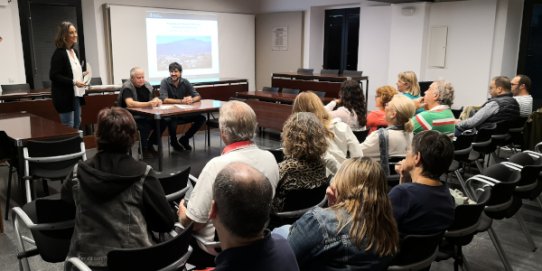 Els regidors Yolanda Rivera, Pepe González i Joan Creus, davant els assistents a l'audiència pública prèvia a l'aprovació del pressupost i les ordenances fiscals 2020.