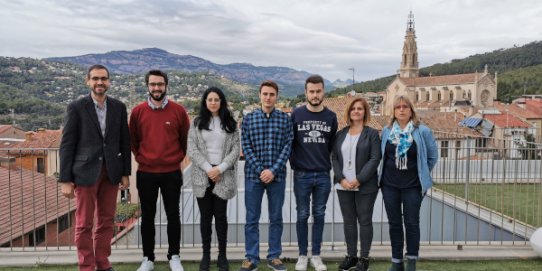 L'alcalde, la regidora de Treball i la cap d'Ocupació i Formació, amb els quatre joves beneficiaris del Programa de Garantia Juvenil.