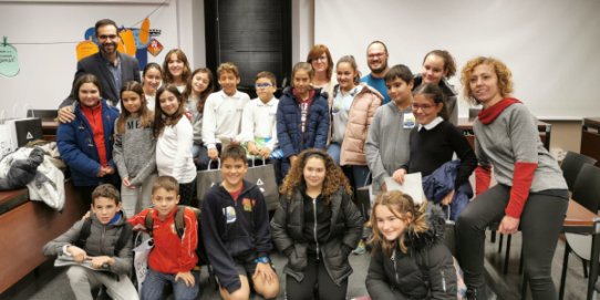 Foto de família dels representants del Consell d'Infants amb els representants i la tècnica municipals.