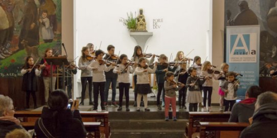 Imatge d'una actuació anterior de l'Aula de Violí d'Artcàdia a la Capella de Montserrat.