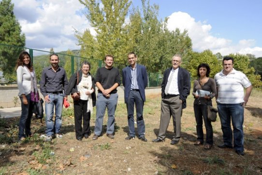 L'alcalde i els regidors d'Educació i Urbanisme, tècnics municipals i representants de l'empresa Suara, durant l'acta de replanteig