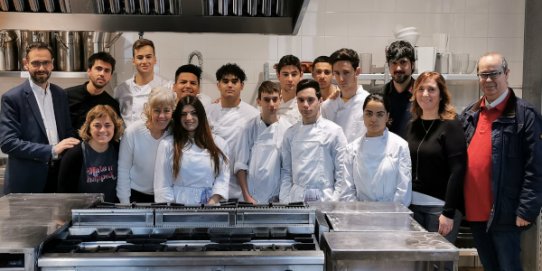 Els alumnes i professorat del PFI de cuina i serveis de restauració, amb Ignasi Giménez, el regidor d’Educació, Joan Creus, el director de l’INS Puig de la Creu, Francesc Xavier Martín, i la cap d’estudis del centre, Imma Hernández.