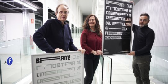 D'esquerra a dreta, Pere Joan Ventura, director del BRAM!, Joana Borrego, regidora de Cultura, i Carles Martínez, dissenyador del cartell.