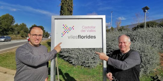 El regidor d'Espai Públic i Manteniment, Pepe Leiva, i el regidor coordinador de l'Àrea de Territori i Sostenibilitat, Pepe González, sota el rètol de "Viles Florides".