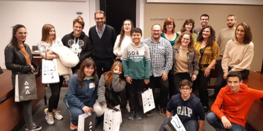 Foto de família de l'acte de constitució del Consell d'Adolescents de Castellar del Vallès.