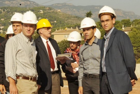 L'alcalde i els regidors d'Educació i Urbanisme, durant la visita d'obra que s'ha celebrat aquest matí