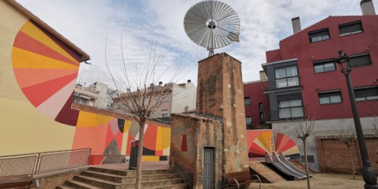 Imatge de la plaça de Josep Maria Folch i Torres, amb el mural d'Anna Taratiel.