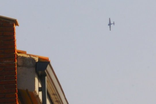 Una de les avionetes que aquests dies ha sobrevolat Castellar