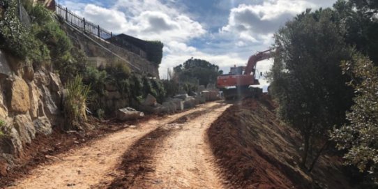 Treballs d'estabilització d'un talús al carrer de Santa Maria de Villalba.