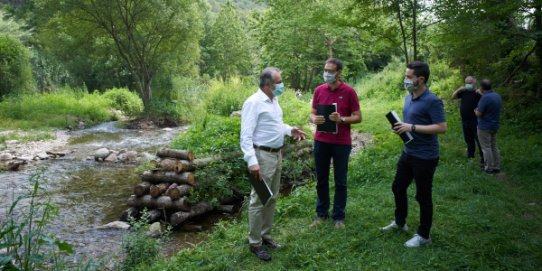 Un instant de la visita del director de l'ACA, Lluís Ridao, acompanyats d'Ignasi Giménez i Carles Rodríguez.