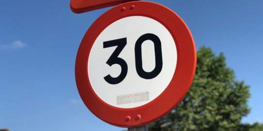 Senyal de velocitat màxima 30 km/h.