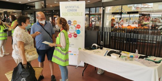 Imatge del punt d'informació i sensibilització que s'ha instal·lat el matí d'aquest dimecres, 15 de juliol, al Mercat Municipal.