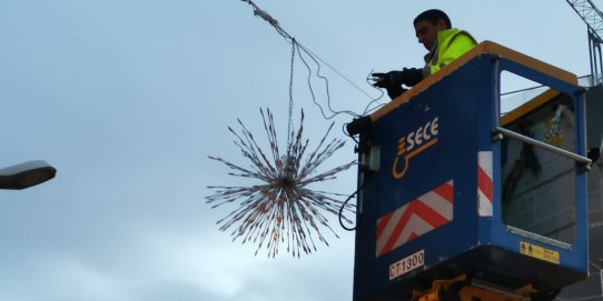 Un operari col·locant els llums de Nadal aquesta setmana.