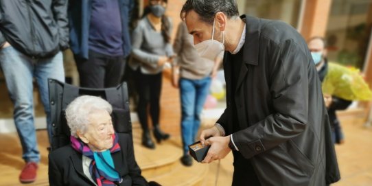 Teresa Tortosa, en el moment de rebre la Medalla Centenària de mans de l'alcalde, Ignasi Giménez.