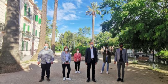 Representants de l'Ajuntament de Castellar del Vallès i Creu Roja, en l'acte en què s'ha rubricat el nou acord de col·laboració entre ambdues institucions.