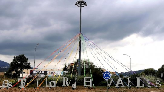 La rotonda de la carretera de Sabadell (B-124), engalanada amb motiu de la Festa Major 2021